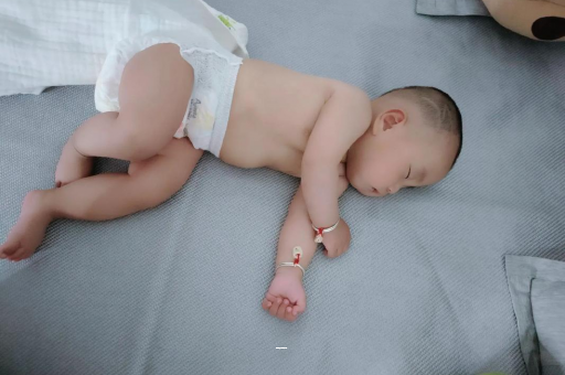 借卵生子咨询宝宝先长上牙还是下牙