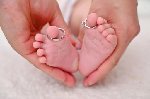 借卵生子咨询怀孕肚子一边高一边低